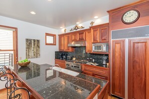 Apartment, Multiple Beds (PACIFIC ST TOWNHOUSE II - Family-Frie) | Private kitchen