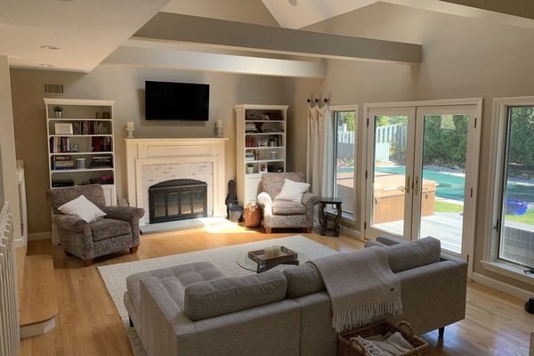 Een smart-tv, een open haard, een stereo en een computerscherm