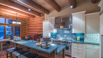 Townhome, 4 Bedrooms | Private kitchen | Fridge, microwave, oven, coffee/tea maker