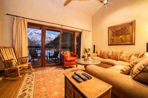 Condo, 3 Bedrooms | Living room