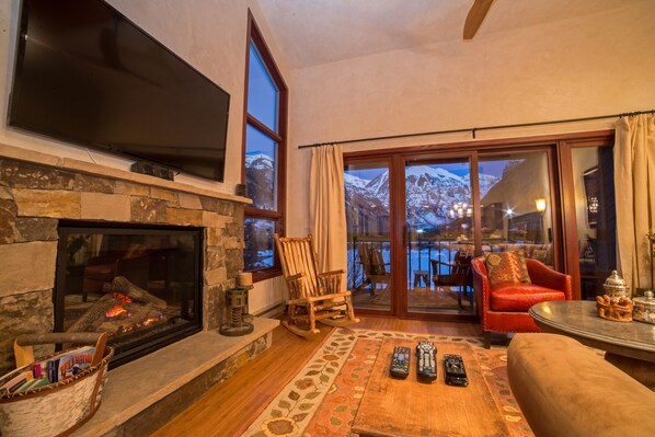 Condo, 3 Bedrooms | Living room