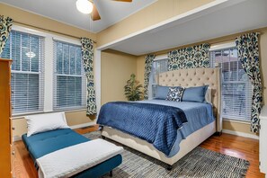 5 bedrooms, iron/ironing board, WiFi, bed sheets - Austin Oasis Near UT and Downtown (Austin)