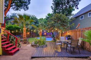Outdoor dining - Austin Oasis Near UT and Downtown (Austin)