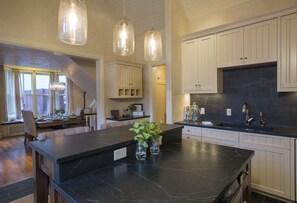 House, 4 Bedrooms | Private kitchen | Fridge, microwave, coffee/tea maker, cookware/dishes/utensils