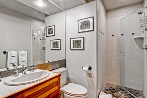 Condo, nhiều giường (TERRACES 502) | Phòng tắm | Vòi sen/bồn tắm kết hợp, máy sấy tóc 