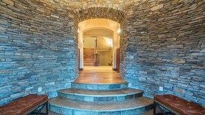 Un escalier en pierre menant à une porte.