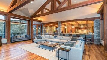 Appartement, meerdere bedden (TWO TRAILS - Luxury Home, Ski-in/Ski-) | Woonkamer | Een flatscreentelevisie en een open haard