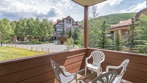 아파트, 침대(여러 개) (VILLAGE CREEK 8 - Slopeside Condo, Mo) | 발코니
