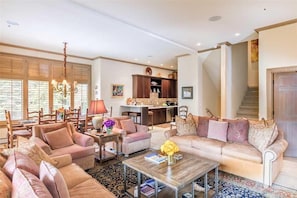 Apartment, Mehrere Betten (VILLAGE CREEK 8 - Slopeside Condo, Mo) | Wohnzimmer | Flachbildfernseher, Kamin
