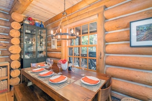 House, 3 Bedrooms | Tempat makan