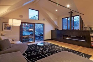 獨棟房屋, 多張床 (NORTH WILLOW) | 客廳 | 電視、壁爐
