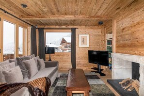 Villa, Meerdere bedden (Chalet Isabel Penthouse) | Woonkamer | Televisie en een open haard