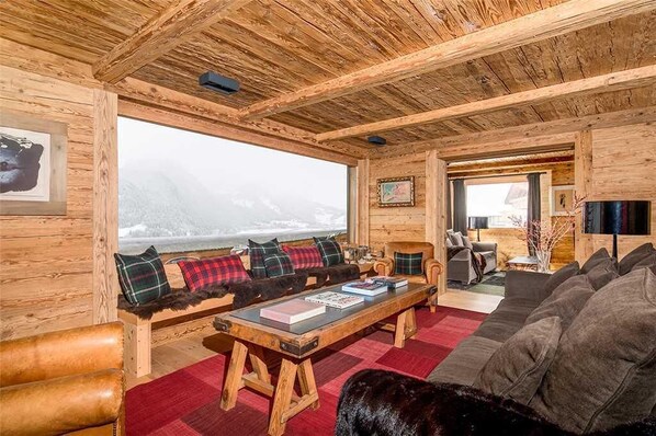 Villa, Mehrere Betten (Chalet Isabel Penthouse) | Wohnzimmer | Fernseher, Kamin