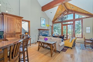 Townhome - 3 sovrum | Vardagsrum | 42-tums platt-tv med kabelkanaler och tv