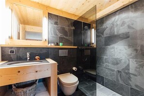 Vila, várias camas (Chalet Isabel Garden Residence) | Banheiro | Secador de cabelo 