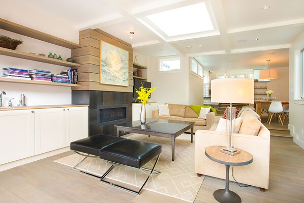 公寓式客房, 4 间卧室 | 客厅 | 42-英寸纯平电视 （配备有线频道）、电视