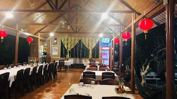 Breakfast, lunch, dinner served; Vietnamese cuisine