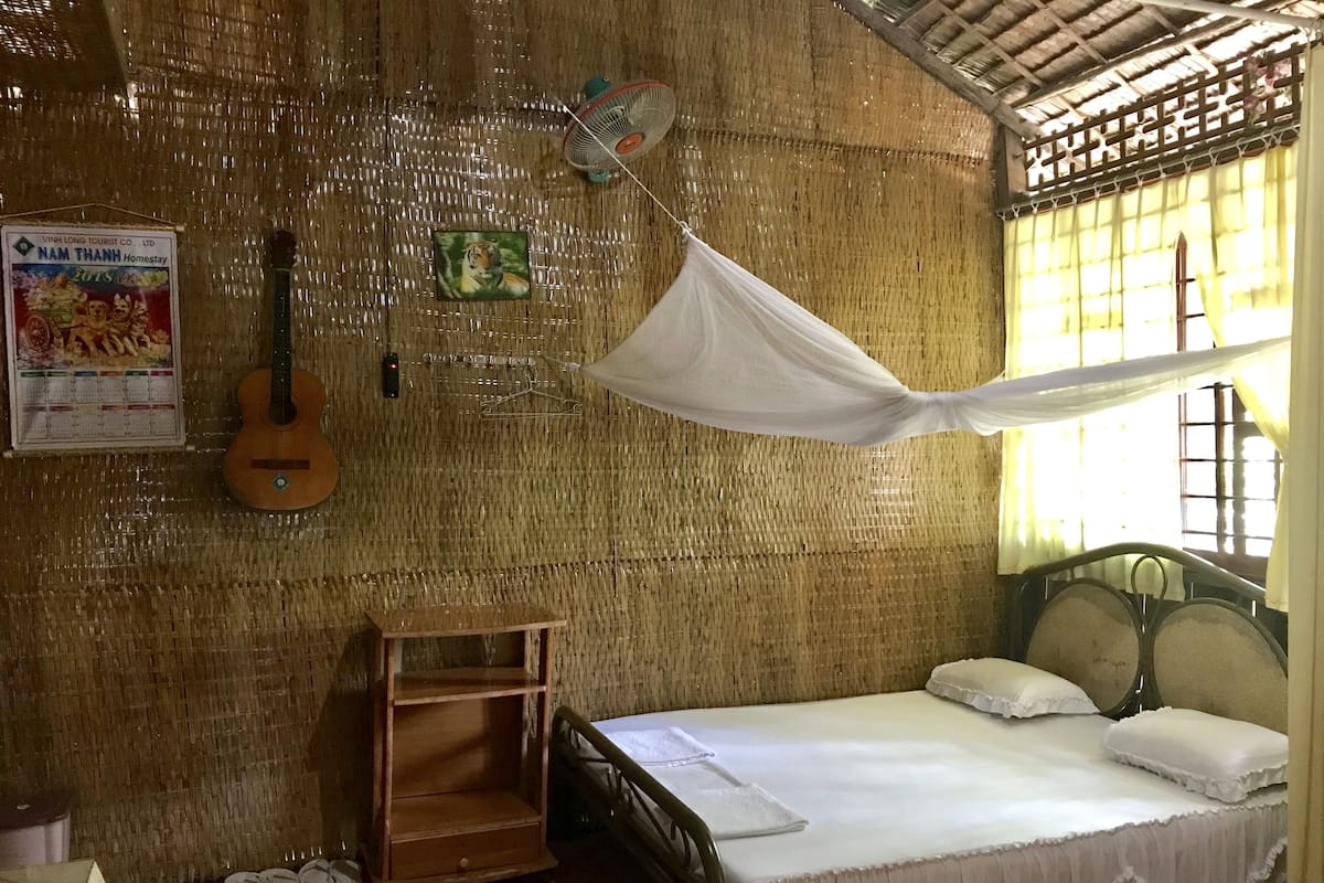 Blackout drapes, free WiFi, bed sheets