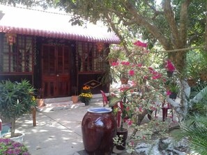 Courtyard - Nam Thanh Homestay - Hostel (Long Ho)