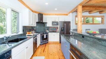 House, 4 Bedrooms | Private kitchen | Fridge, microwave, oven, stovetop