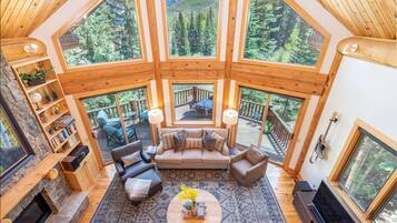 House, 4 Bedrooms | Living room | 42-inch flat-screen TV with cable channels, TV