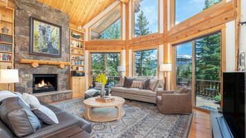 House, 4 Bedrooms | Living room | 42-inch flat-screen TV with cable channels, TV