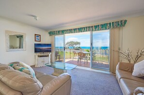 Apartment, 2 Bedrooms, Ocean View | Living room