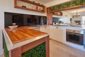 Basic Apartment, 1 Bedroom | Private kitchen | Fridge, microwave, oven, stovetop - Cabarita Beachfront Apartments (Bogangar)