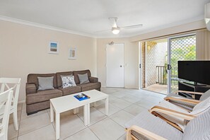 Standard Apartment, 2 Bedrooms, Poolside | Living area
