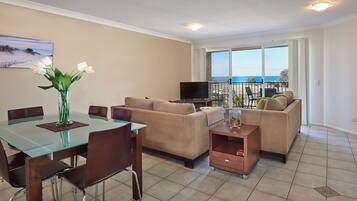 TV layar datar dan meja tenis meja