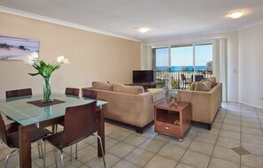 Flat-screen TV, ping pong - Cabarita Beachfront Apartments (Bogangar)