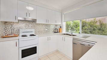 Apartment, 2 Bedrooms, Partial Ocean View | Private kitchen | Fridge, microwave, oven, stovetop