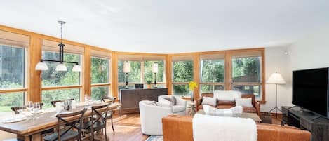 Condo, varias camas (PLUNGE J) | Sala de estar | Televisión