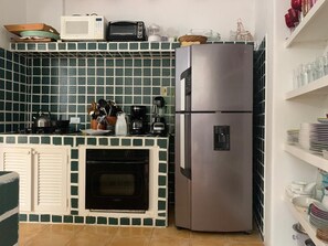 Mikrobølgeovn, ovn, kaffetrakter/tekoker og brødrister