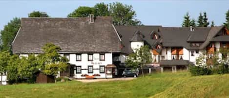 Vista frontal de la propiedad