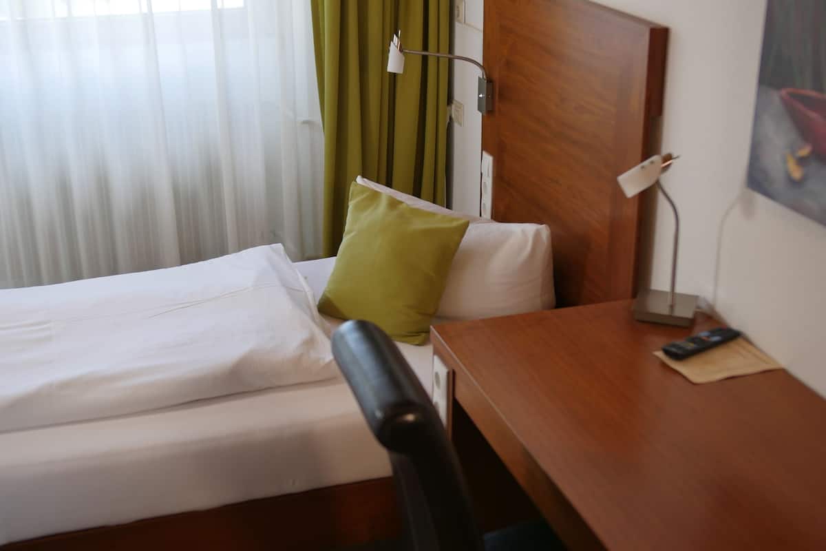 Basic Single Room | 1 bedroom, in-room safe, blackout curtains, iron/ironing board