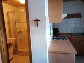 Apartment, Kitchen | Bathroom | Shower, hair dryer, slippers, towels - Gasthof Kreuz am Escheck (Furtwangen)