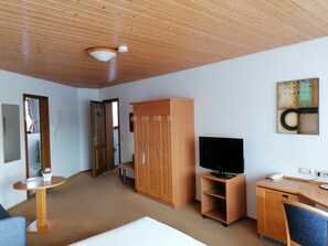 Apartment | In-room safe, blackout curtains, iron/ironing board, free WiFi - Gasthof Kreuz am Escheck (Furtwangen)