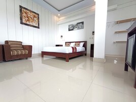 Deluxe Double Room | Hypo-allergenic bedding, desk, laptop workspace, blackout drapes