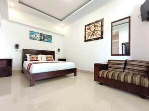 Doppia Deluxe | Biancheria da letto ipoallergenica, una scrivania, postazione laptop