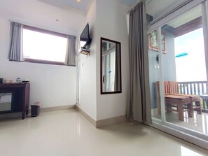 Doppia Deluxe | Biancheria da letto ipoallergenica, una scrivania, postazione laptop