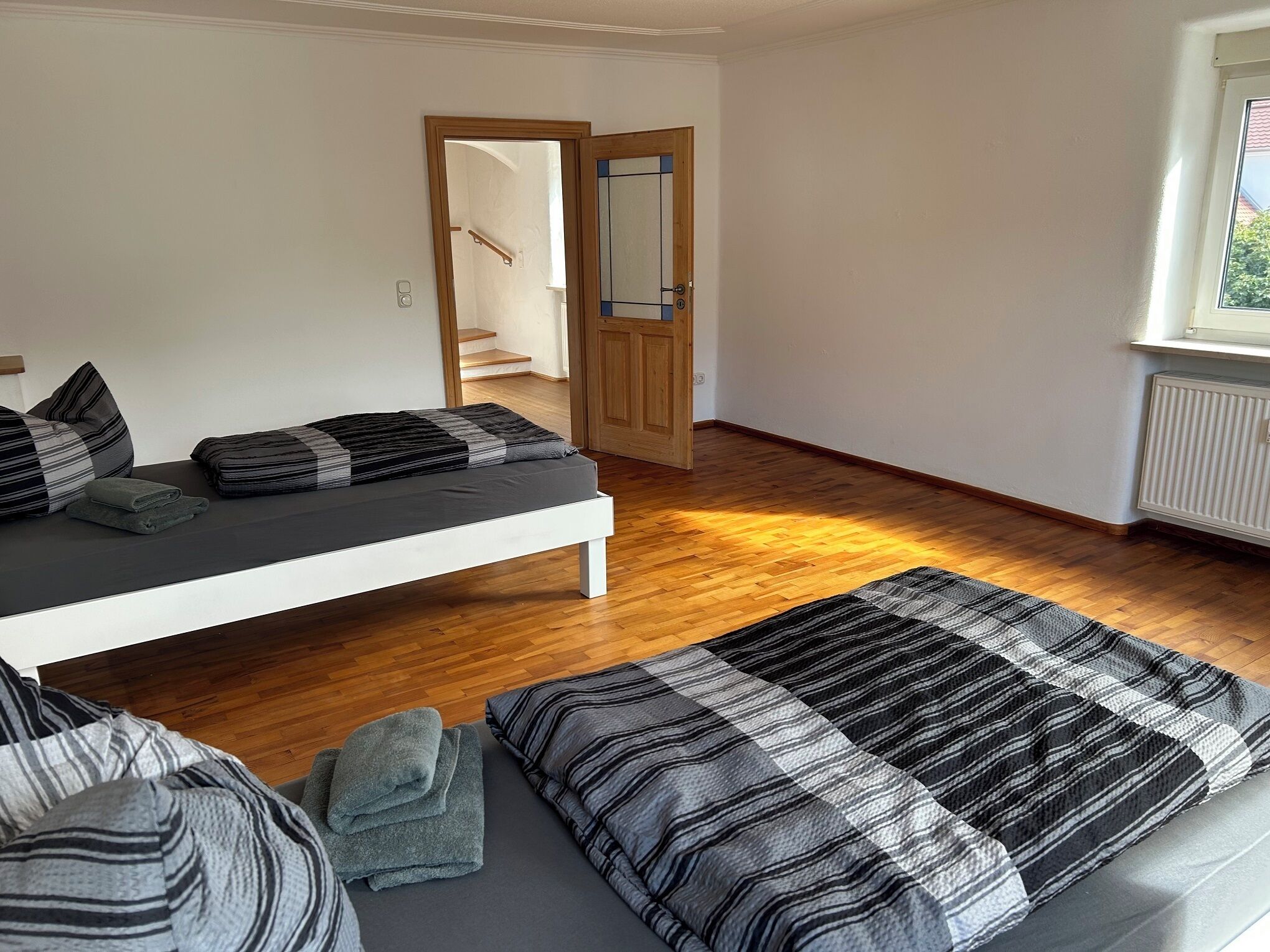 Wohnung Tom Helle FEWO mit 3 Schlafräumen, Platz für 6 Personen, Küche und Balkon und kost