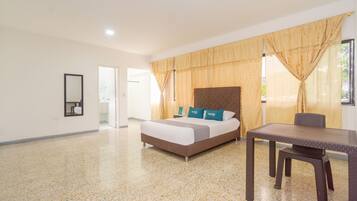 Quarto casal | Quartos à prova de som, ferros/tábuas de passar roupa, Wi-Fi de cortesia