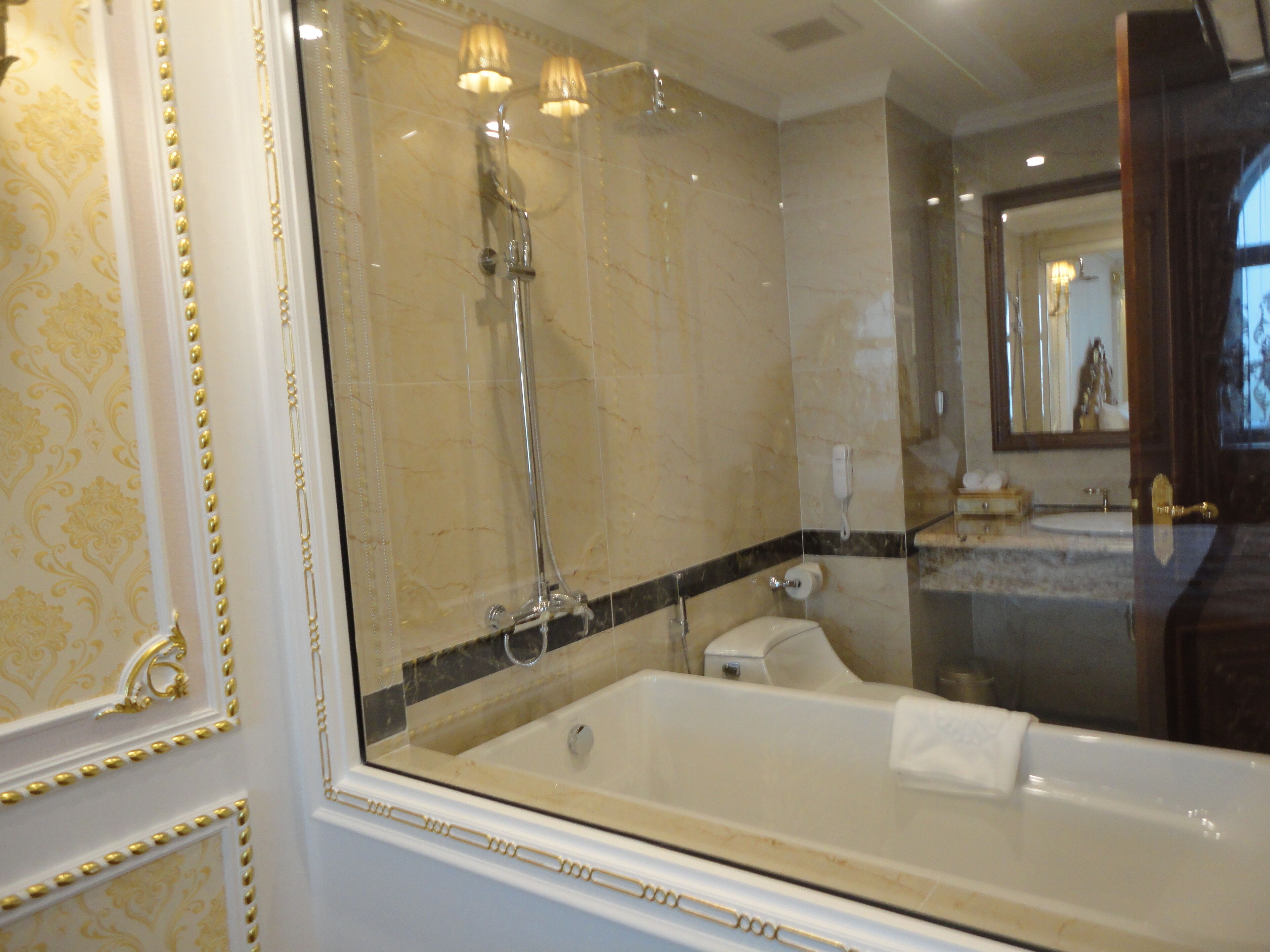 Un baño lujoso con una bañera grande, ducha y tocador con espejo.