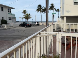 Une vue de rue avec un bâtiment blanc portant l’inscription « Andoric 901 » et un panneau de signalisation indiquant « S Surf Rd. ».