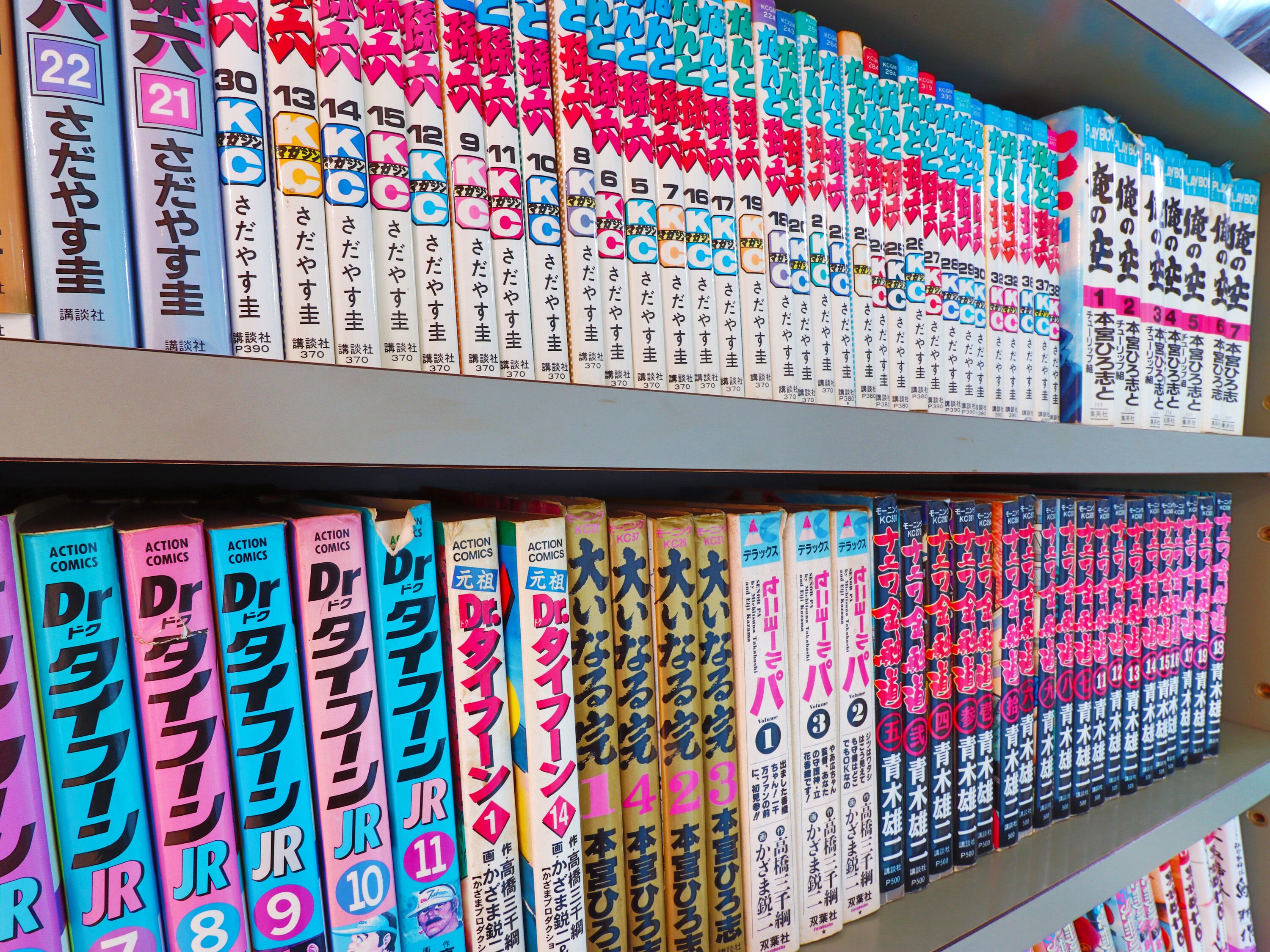 Una colección de mangas en estanterías.