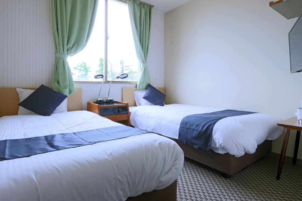 Twin Room | Desk, free WiFi, bed sheets