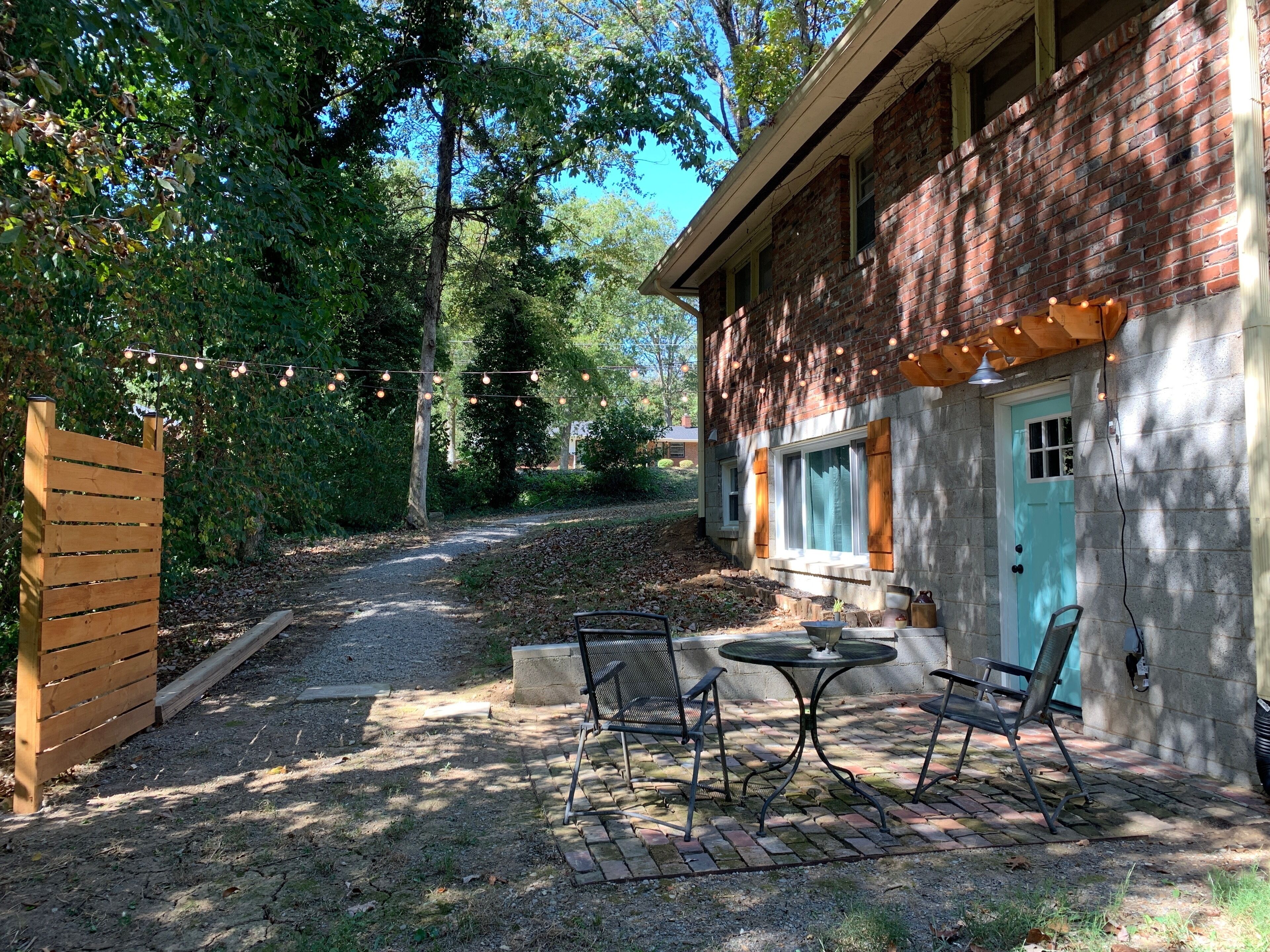 "SUITE LINDA" walk-out suite in a park setting