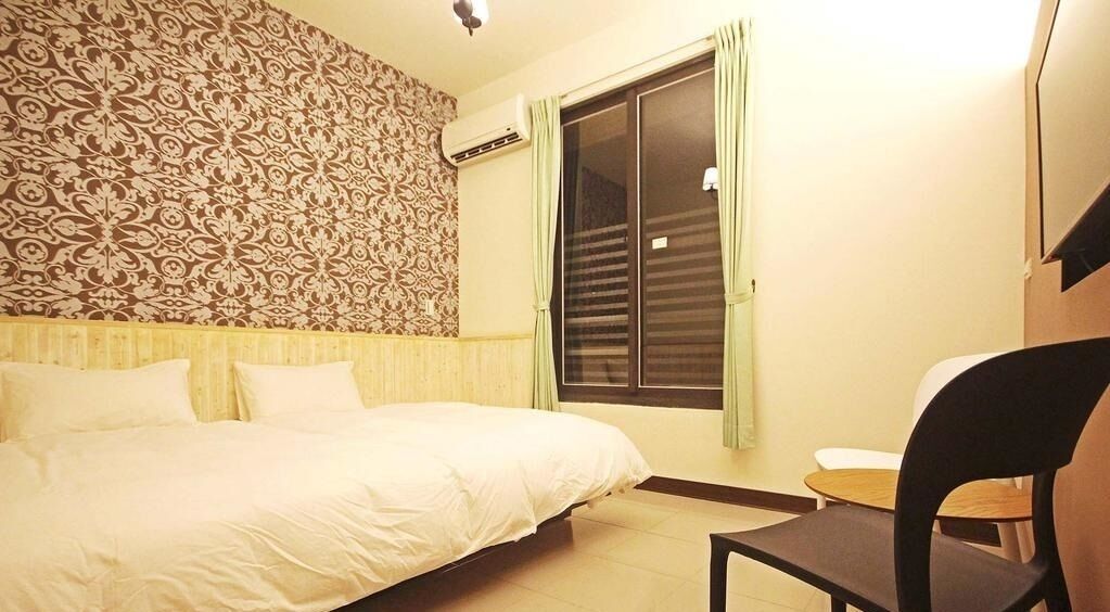 Desk, soundproofing, free WiFi, bed sheets