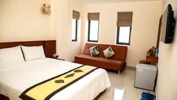 Deluxe Double Room | Minibar, desk, iron/ironing board, free WiFi